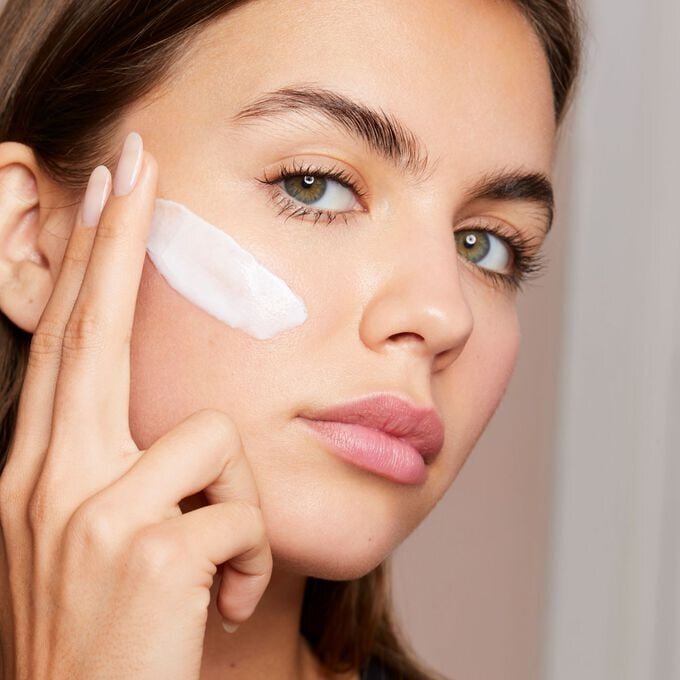 Hydra-Essentiel Rich Face Cream con ácido hialurónico — Piel muy seca