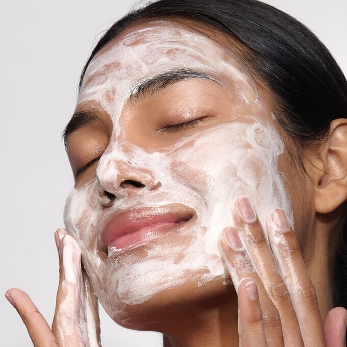 Limpiador facial espumoso hidratante y suave para rostros normales a secos
