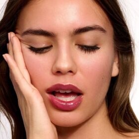 Lip Comfort Oil en negro y blanco con brillo