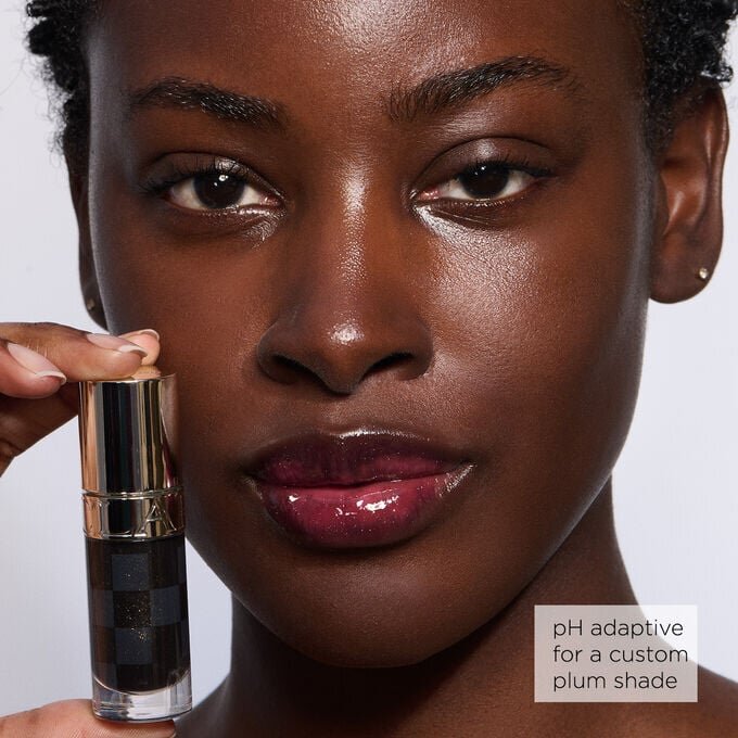 Lip Comfort Oil en negro y blanco con brillo